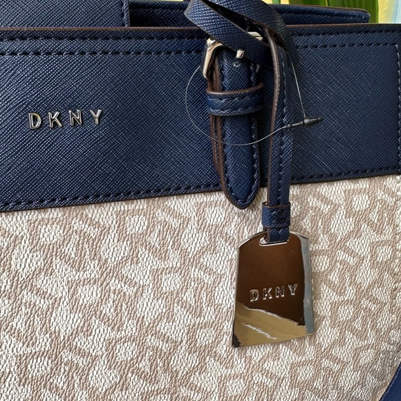 Gorgeous DKNY Banks Satchel - Picture 2 of 9